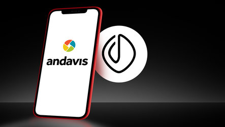 Smartphone mit Andavis Logo lehnt an Bloom Logo