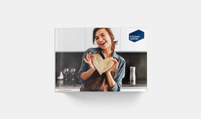 küchenquelle Sortimentskatalog 2019: Cover, Frau mit Herz aus Teig in Händen