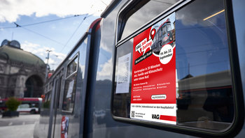 VAG Bewerbungs-Tram mit Event-Plakat