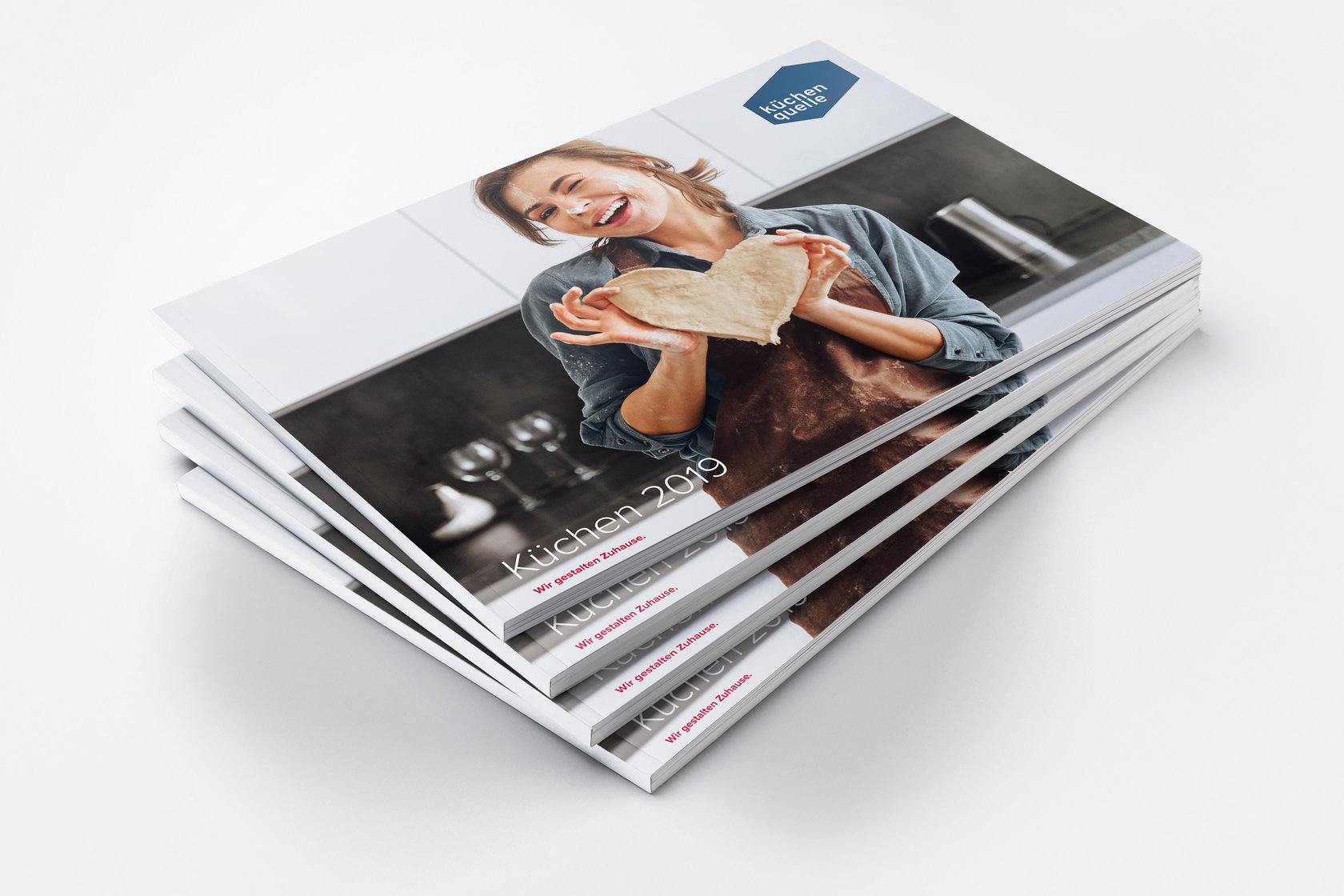 kuechenquelle Sortimentskatalog 2019: Cover, mehrere Kataloge auf einem Stapel