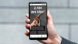 Handy in der Hand - Preis Tanken Zapfhahn