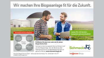 AZ Motiv Bauer und Schmack-Mitarbeiter stehen vor Biogasanlage