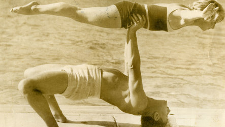 Retro Bild, Frau und Mann machen gymnastische Übung neben Pool