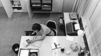 Photo Archiv Schweitzer: Blick von oben auf ein Büro, Schreibtisch, arbeitende Frau
