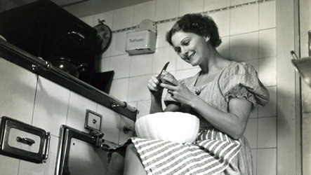 Teaser Motiv klassische Hausfrauendarstellung in schwarz weiß aus den 50er Jahren