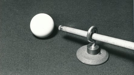 Schwarz-Weiß-Foto aus Foto Archiv Schweitzer: Billiard-Queue und weiße Kugel