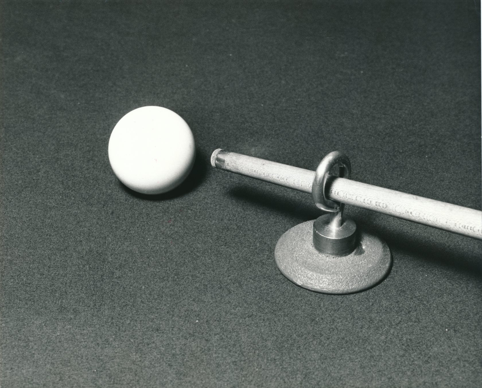 Schwarz-Weiß-Foto aus Foto Archiv Schweitzer: Billiard-Queue und weiße Kugel