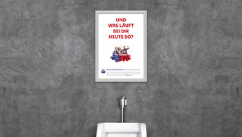 Plakat Sky Sport Werbekampagne über Pissoir: "Und was läuft bei dir heute so?"