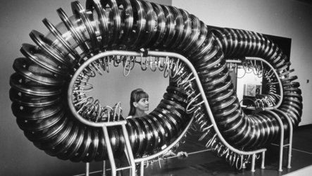 Photo Archiv Schweitzer: Frau an futuristischer Maschine
