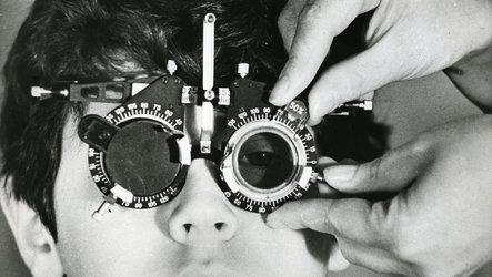 Photo Archiv Schweitzer: Sehtest beim Optiker