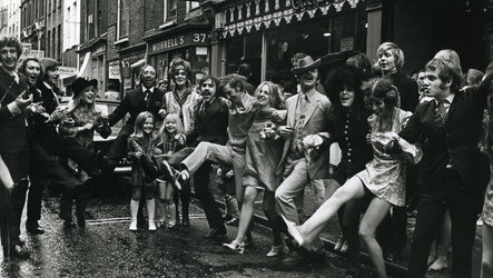 Schwarz-Weiß-Foto aus Photo Archiv Schweitzer: Tanzende Menschen auf der Straße