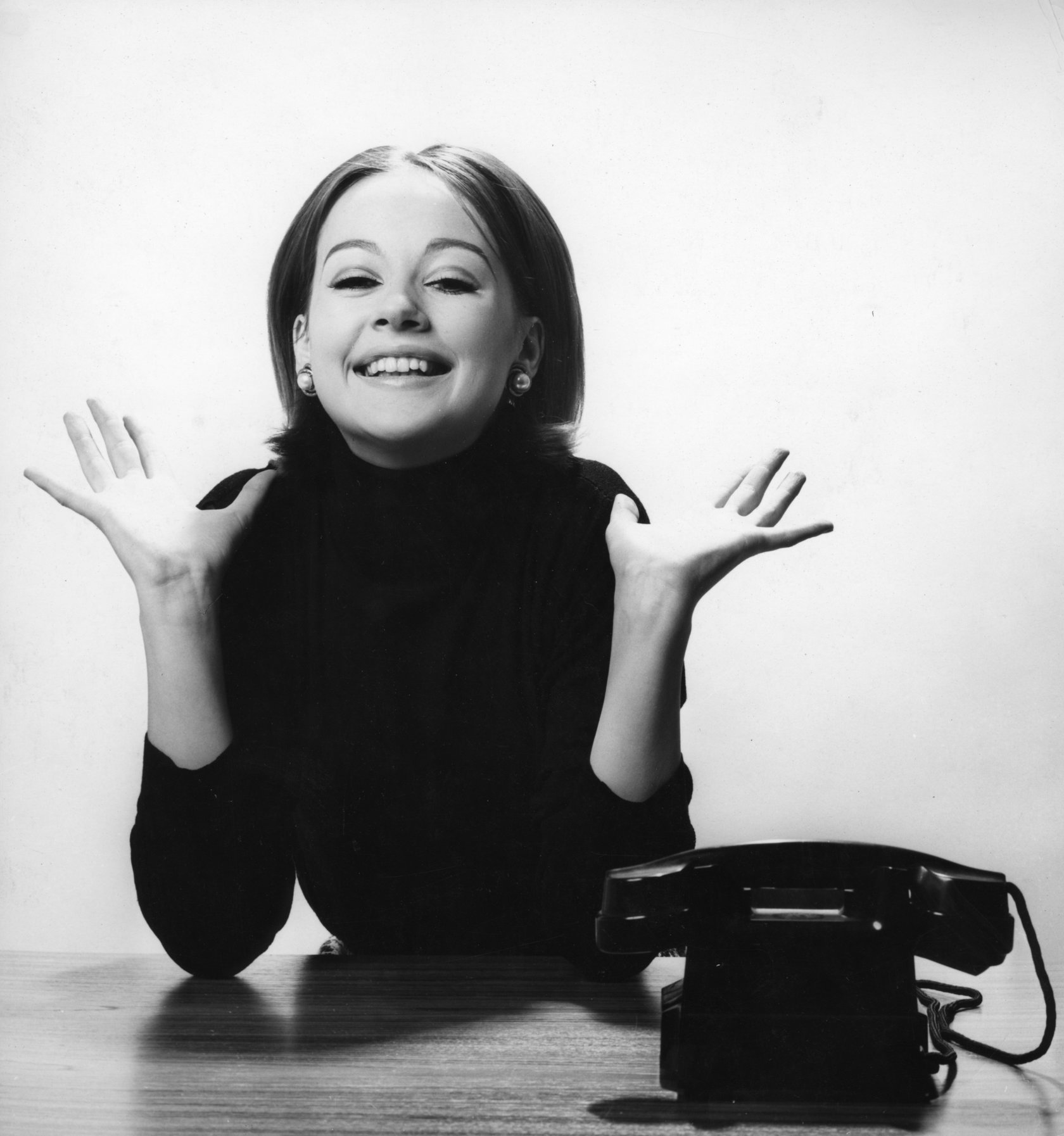 Photo Archiv Schweitzer: lachende Frau am Schreibtisch