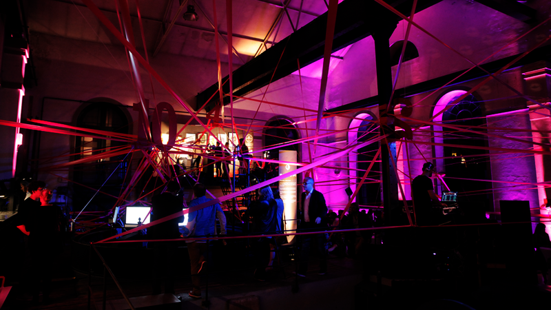 10 Jahre Bloom Feier: im Tivoli Kraftwerk München, dekoriert mit pinken Bändern