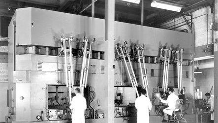 Schwarz-Weiß-Foto aus dem Foto Archiv Schweitzer: alte Labor-Maschinen
