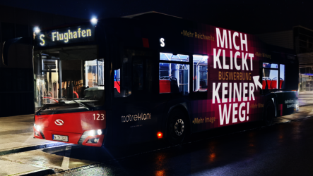 Stadtreklame Bus bei Nacht