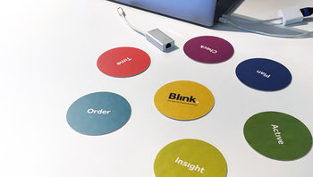 [Translate to EN:] Blink Module als Konzept-Karten auf Schreibtisch im Workshop Raum