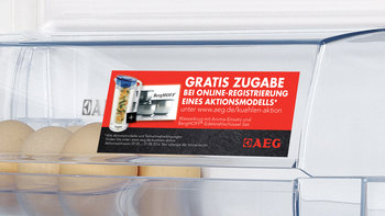 Roter AEG-Aufkleber im Kühlschrank, Eierfach