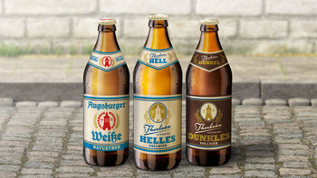 [Translate to EN:] Die drei Biersorten Weiße, Helles und Dunkles Vollbier (Bierflaschen mit Etiketten)