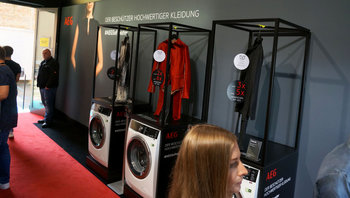 Stelen mit Designerkleidung und AEG Waschmaschinen der Serie 9000