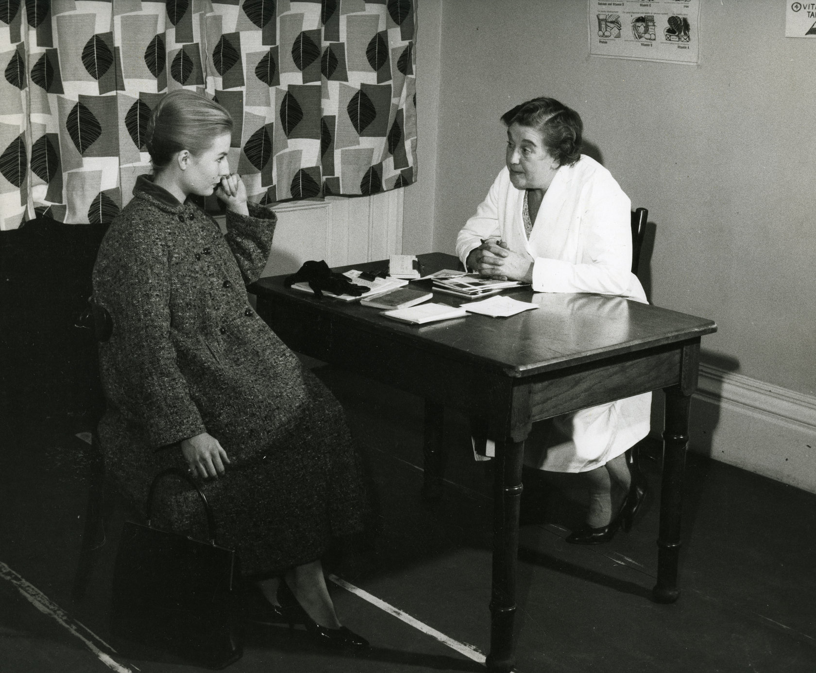 Schwarz-Weiß-Foto aus dem Photo Archiv Schweitzer: Frau beim Arzt 
