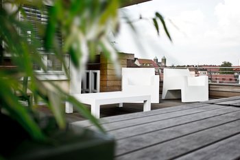 Dachterrasse mit Bambus, Holzdeck und gemuetlichen Sitzmoebeln