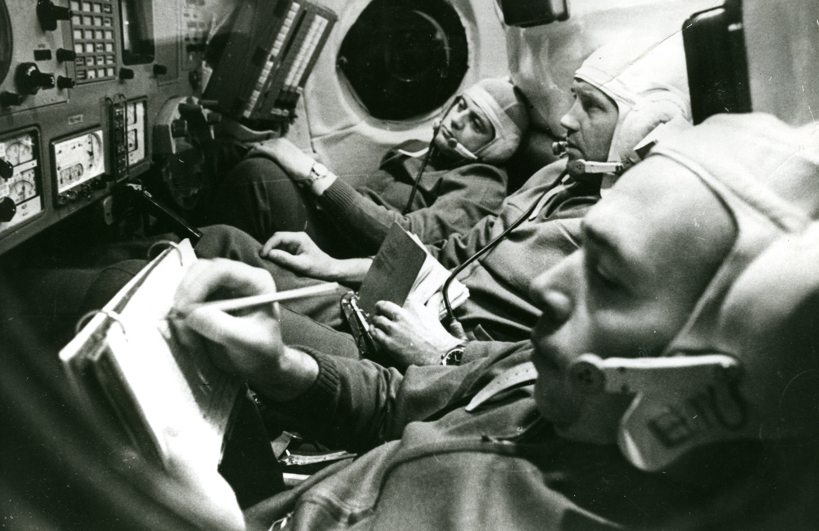 Photo Archiv Schweizer: Astronauten an Schalttafeln