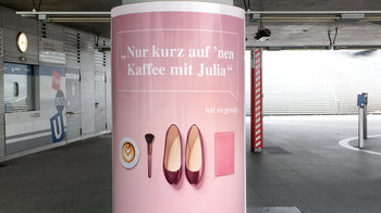 Anzeige Riem Arcaden an Litfaßsäule: "Nur kurz auf 'nen Kaffee mit Julia", hat sie gesagt