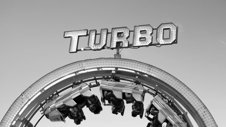 Achterbahnlooping mit Beschriftung "Turbo"