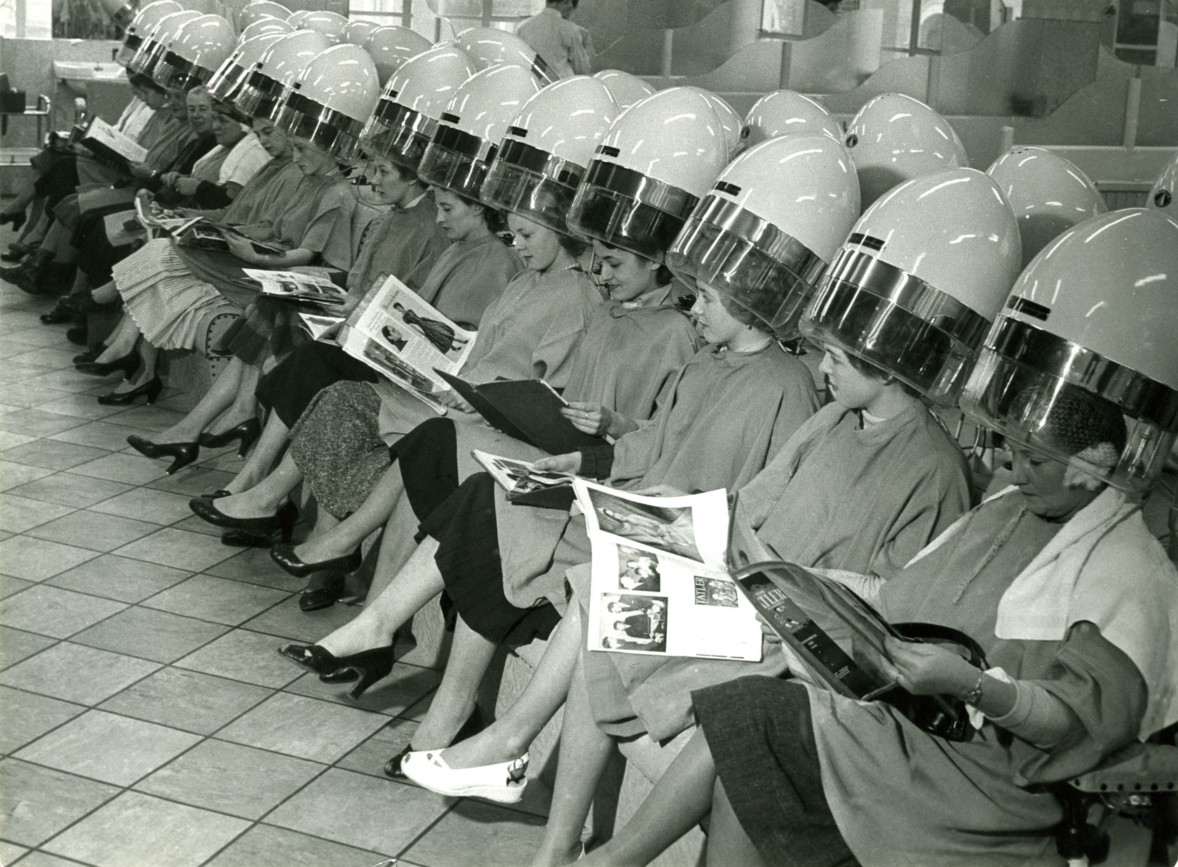 Photo Archiv Schweitzer: Frauen aufgereiht unter Trockenhauben
