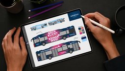 Tablet mit Bus, Hände