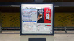 Info-Stand U-Bahn-Haltestelle - Kaffeebecher vs. D-Ticket