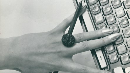 Photo Archiv Schweitzer: Frauenhand mit Stift an Tastatur