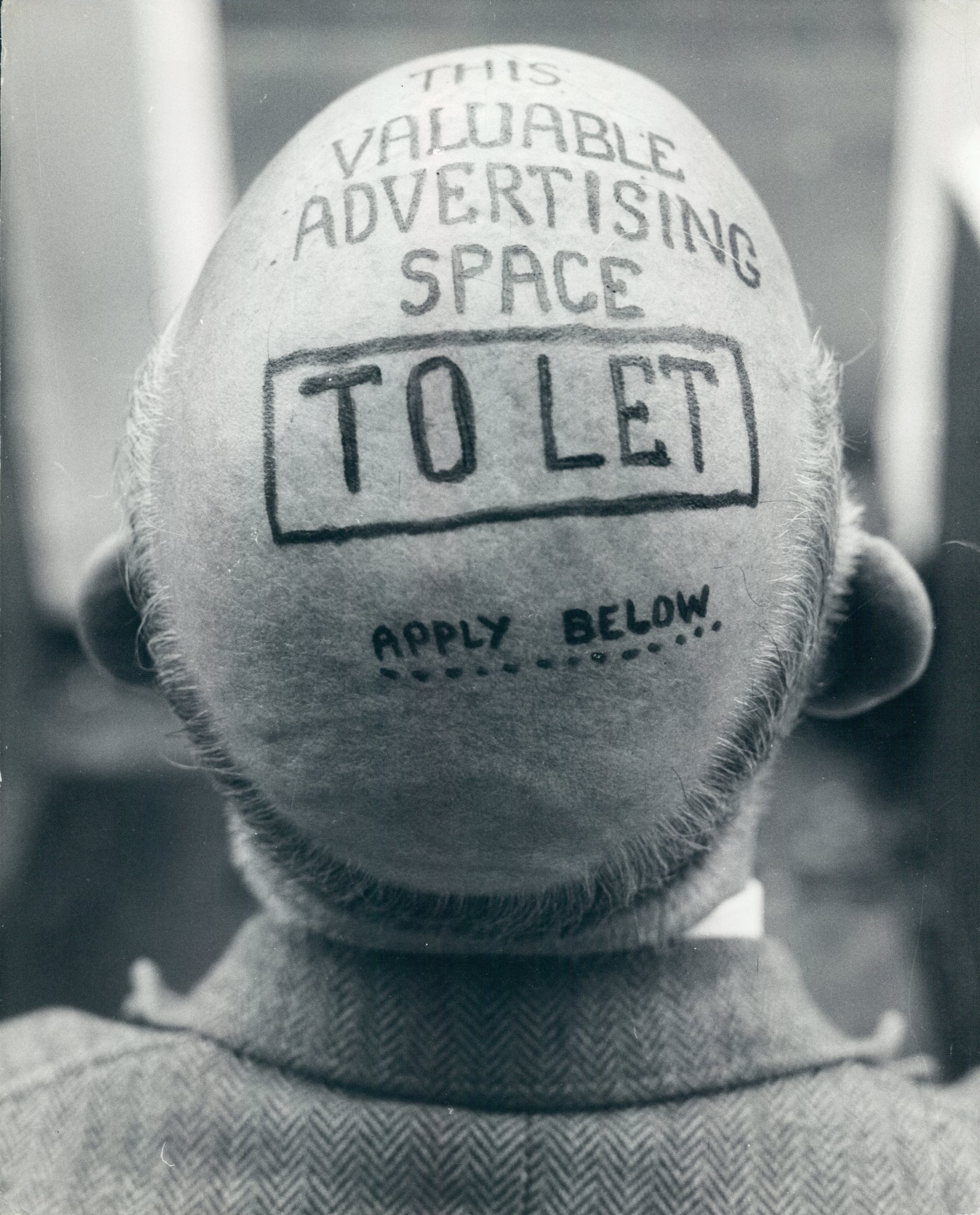 Photo Archiv Schweitzer: Glatze von oben mit Werbung "To let"