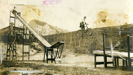 Retro-Bild, Kinder auf selbstgebauter Fahrradrampe, im Sprung