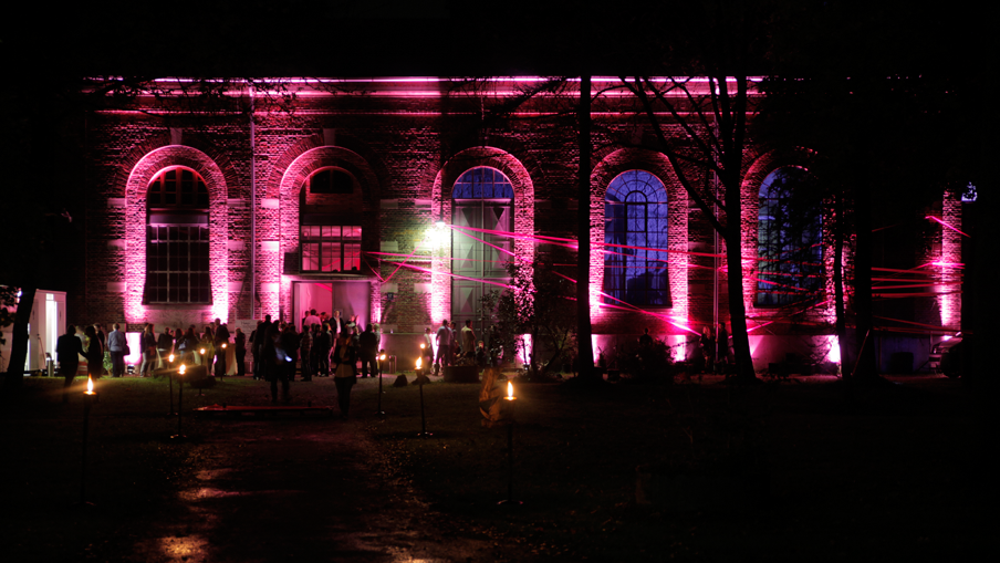10 Jahre Bloom Feier: Außenansicht Tivoli Kraftwerk München, pink beleuchtet 