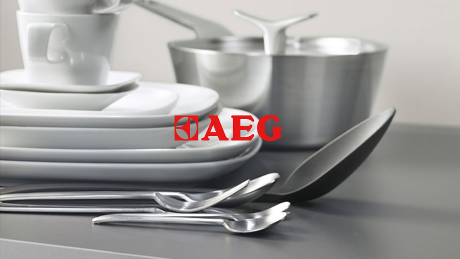 AEG Logo vor Geschirr