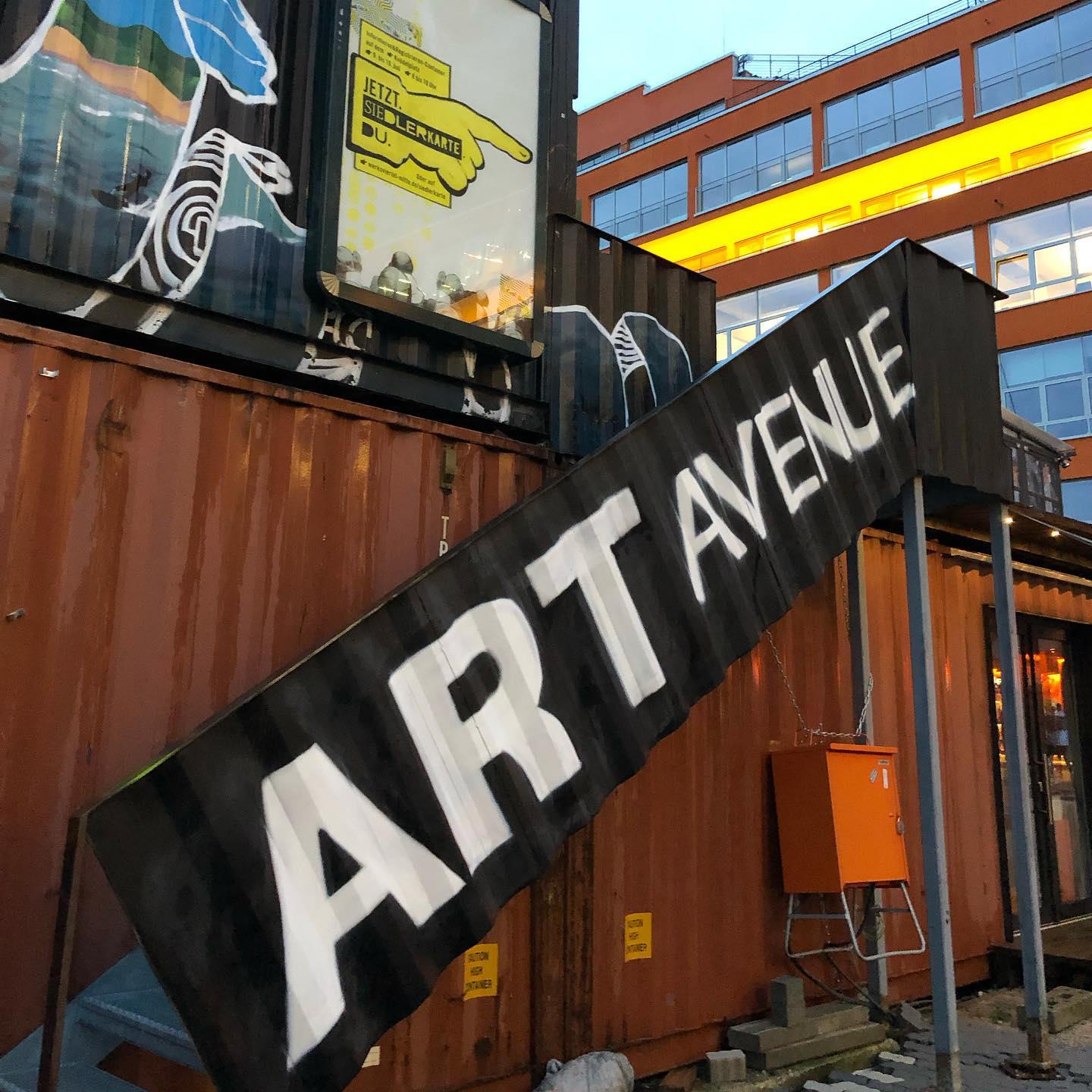 Außenansicht: Aufgang zum Container von ART AVENUE im Münchner Werksviertel-Mitte