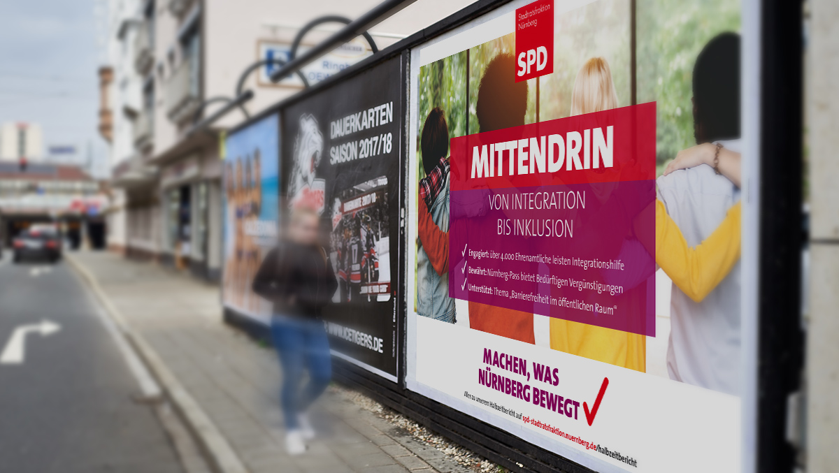 Stadtszene - Mann läuft an Großflächenplakat mit SPD Halbzeitmotiv Mittendrin vorbei