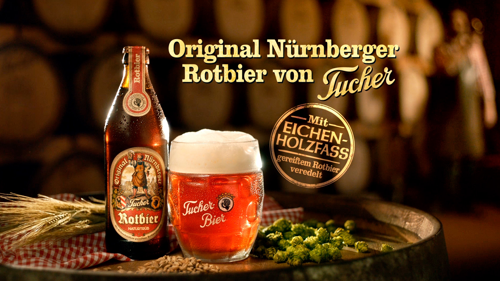 Bierflasche und volles Bierglas: Original Nürnberger Rotbier von Tucher